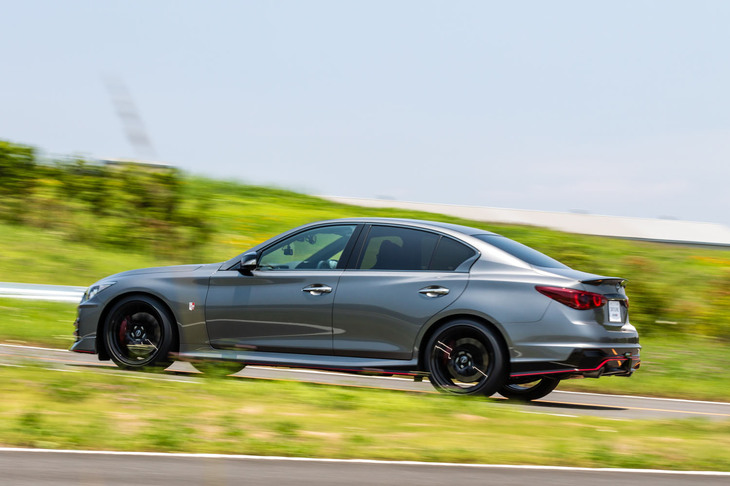 足まわりはフロントのバネレートを4％、リアのスタビライザーレートを44％アップ。ロールを抑制して安定性向上を図っている。