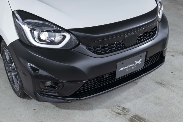 フロントのエアロバンパーのサイドには旋回性能を高める「エアロフィン」が付いている。ベース車とは異なりフロントグリルが備わるようだ。