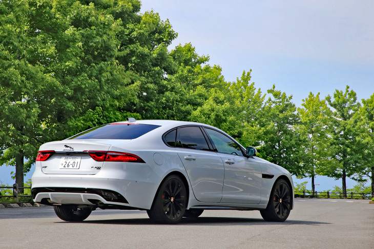 一部改良とともにラインナップも変更された2021年モデルの「XF」。今回試乗した「XF SE R-DYNAMIC P300」は、その最上級モデルにあたる。