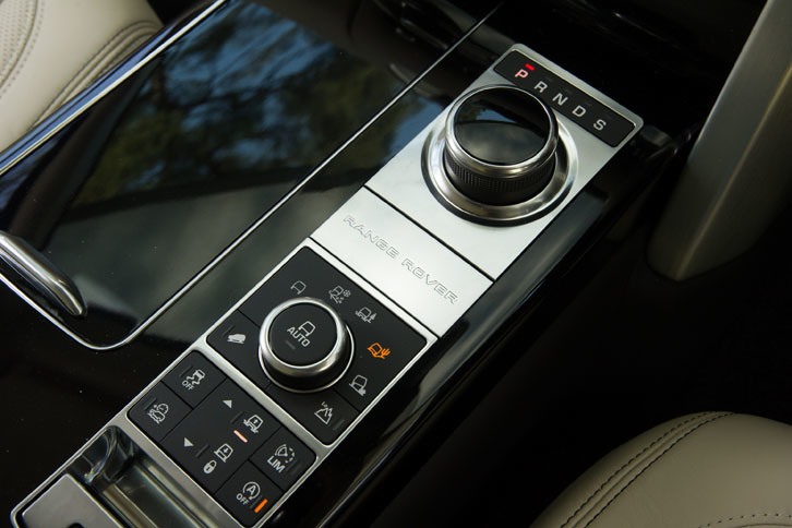 センターコンソールには2つのダイヤルが備わる。写真上はシフトセレクターで、下は走行モードを切り替える「テレインレスポンス2」のセレクター。