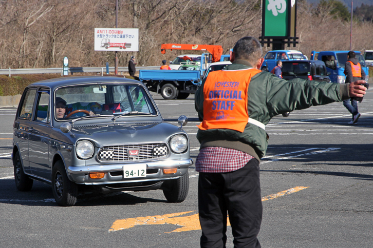 LOVESTEP!のスタッフに誘導されて入り口に向かう「ホンダNIII360」。