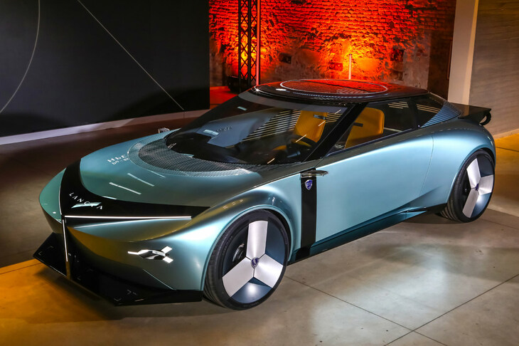 「ミラノデザインウイーク2023」で発表された、ランチアのコンセプトモデル「Pu＋Ra HPE」。