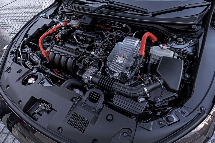“スポーツハイブリッドi-MMD”と呼ばれるパワートレインは、1.5リッター直4エンジンと、発電用および走行用の2つのモーターを組み合わせている。エンジンは最高出力109ps、モーターは最高出力131psという実力を持つ。