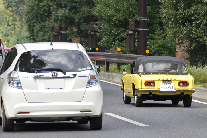 「S800」のほうが遠くにいるとはいうものの、並走する2代目「ホンダ・フィット」と比べこんなに小さい。それもそのはず、ボディーサイズは全長3335mm、全幅1400mm、全高1200mmと、現在の「S660」より60mm短く、75mm狭かった。