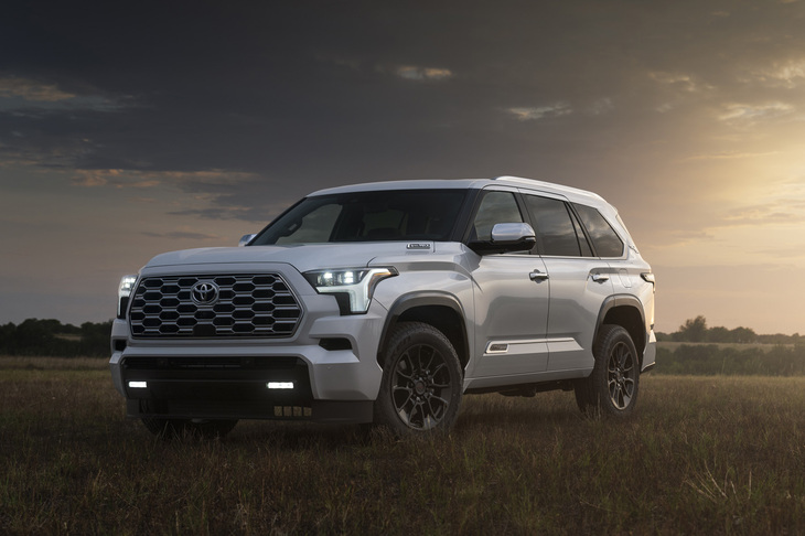 トヨタの米テキサス州のサンアントニオ工場で生産されるフルサイズSUV「トヨタ・セコイア」。最新モデルは2022年に登場した3代目で、「ランドクルーザー」よりも大きな全長5.3mに迫るボディーサイズが特徴だ。