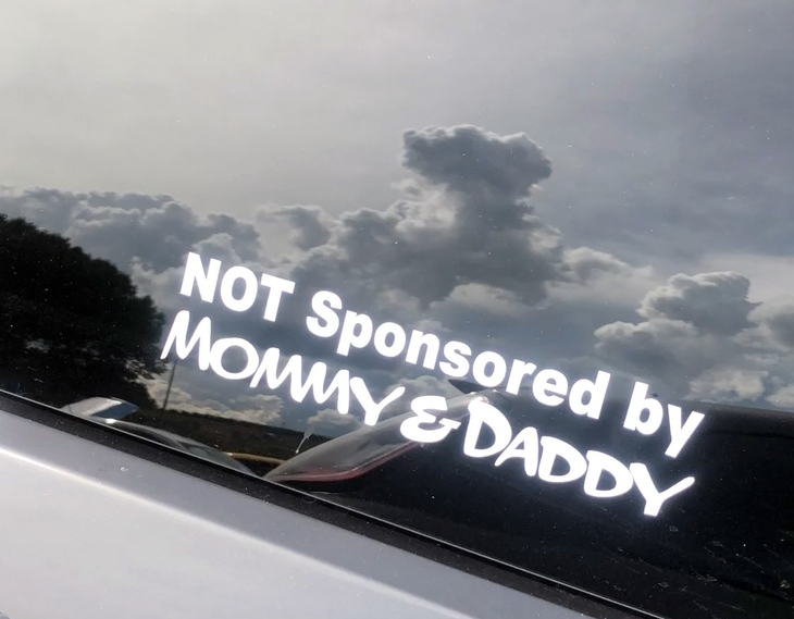 写真4：「両親におカネを出してもらっていません」。「アバルト595」のウィンドウに発見。