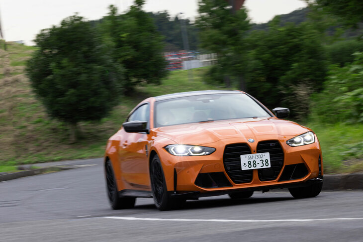 「M xDrive」はリアにトルクベクタリング機構の「アクティブMディファレンシャル」を装備しており、左右後輪間のトルク配分を可変制御することで、旋回性能を高めている。