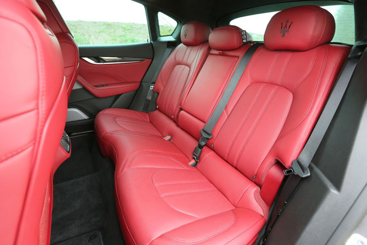 ホイールベースは3004mm。リアシートの居住性に余裕をもたらしている。