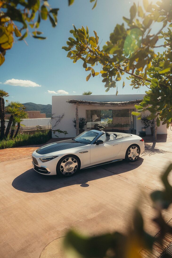 発表の3カ月後には東京でアジア初公開された「メルセデス・マイバッハSLモノグラムシリーズ」。「ジャパンモビリティショー2025」にも出展されているので、興味のある人は足を運んではいかがだろう。