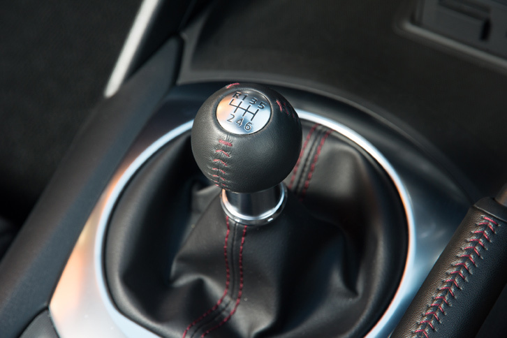 他のグレードには6段ATも用意されているのに対し、「RS」グレードではソフトトップ車、「RF」ともに、トランスミッションは6段MTのみとなる。