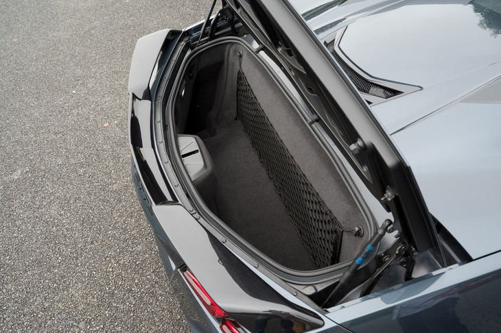 前後に備わるトランクの容量は、「クーペ」「コンバーチブル」ともに356.8リッター（米国仕様）。リアトランクの形状は両者でやや異なるものの、ともにゴルフバッグを2個収められる空間を備えているという。