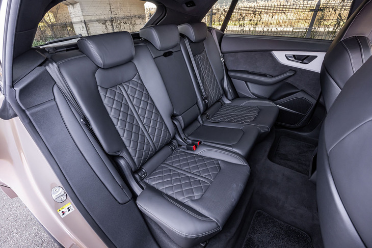 「Q8 50 TDIクワトロSライン」の後席。試乗車は、フロントシートと同じく手触りの良い「バルコナレザー」で仕立てられていた。背もたれには40：20：40の分割可倒機構が組み込まれている。