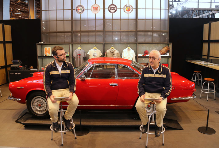かつて「フィアット500」のデザインを手がけたロベルト・ジョリート（写真右）が率いるFCAヘリティッジは、認定ヒストリックカーの販売やオリジナル証明書の発行など、新しい活動計画を発表した。後方は「フィアット・アバルト2400クーペ アレマーノ」（1964年）。