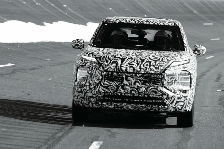 テストコースを走行するPHEVモデルの試作車。おおざっぱに車両の成り立ちを説明すると、「日産が開発を主導した『CMF-C』プラットフォームに、三菱のPHEVシステムを搭載したもの」となる。