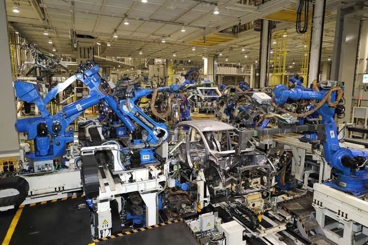 各部品を組み合わせ、クルマの基本となる形を作る溶接工程。寄居工場では先にインナー骨格を溶接し、次の工程で外板を貼り付けるという手順を採用。治具の小型化や生産効率の向上を実現するとともに、完成車の軽量化にも寄与しているという。