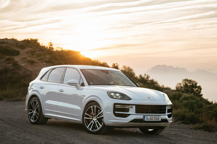 2023年に大規模なアップデートが行われた第3世代の現行型「カイエン」。パワートレインが改良され、4代目となるフル電動カイエン登場後も併売される予定。