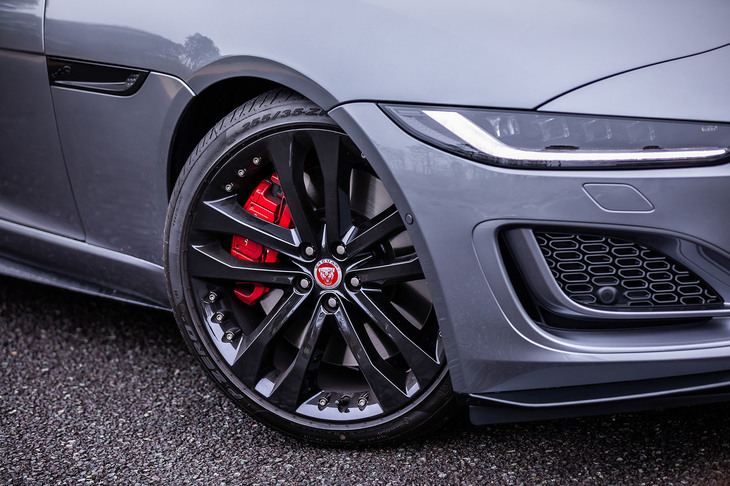 グロスブラックフィニッシュの「20インチ“スタイル5039”5スプリットスポーク」ホイールが標準装備となる「R-DYNAMICブラック」。今回の試乗車では、前255/35ZR20 、後ろ295/30ZR20サイズの「ピレリPゼロ」タイヤが組み合わされていた。