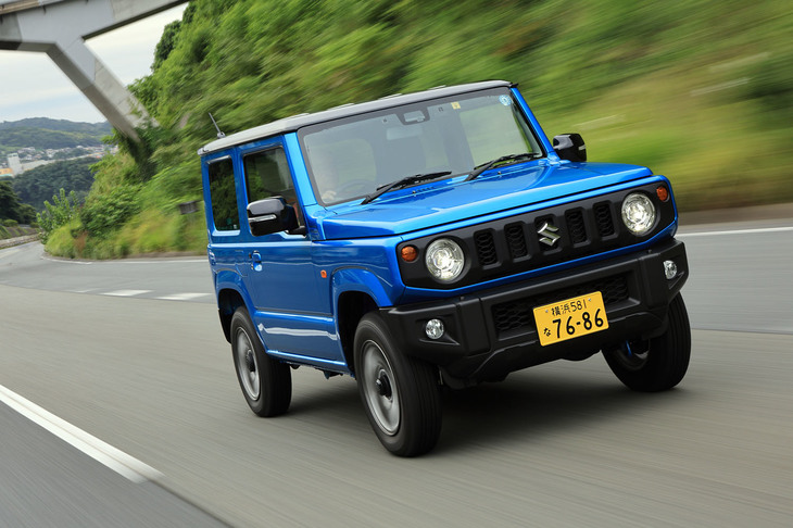 クルマのつくりは古式ゆかしきクロスカントリー車そのもので、車体にはハシゴ型のフレームにボディーを載せたボディー・オン・フレーム構造を、足まわりには前後ともにリジッドアクスル式のサスペンションを採用する。