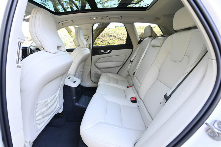 ボルボXC60リチャージ アルティメットT6 AWDプラグインハイブリッド（リアシート）