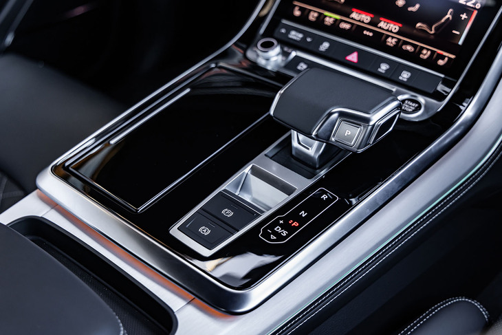トランスミッションは8段AT。幅広のシフトセレクター上部はフラットなデザインで、そこに手首をのせながら8.6インチロワースクリーンのタッチ操作が行えるようになっている。