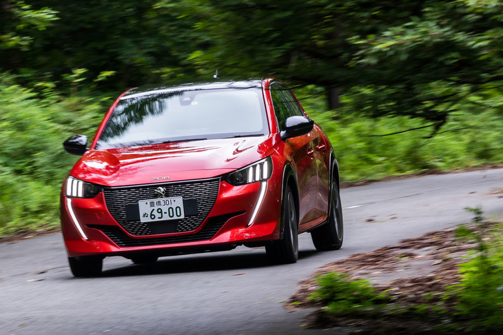 「208」のサスペンションはフロントがマクファーソンストラット式、リアがトーションビーム式。山岳路では、きちんと荷重移動をさせながら、しっかり路面を捉えていく走行フィールが印象的だった。