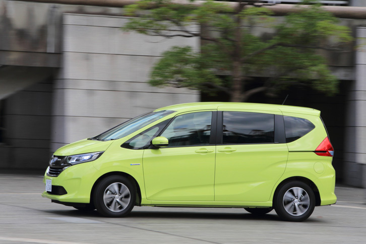 最後に試乗した、最上級グレードの「ハイブリッドEX」。本革巻きのステアリングホイールや15インチアルミホイール、インテリアイルミネーションなどが標準装備される。