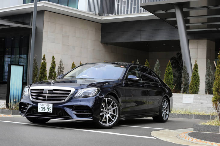 「S560eロング」に搭載されるリチウムイオンバッテリーの容量は13.5kWh、従来モデルの8.7kWhから大幅に容量を増やしつつ、同時に小型化も実現している。