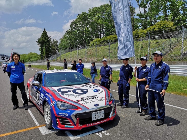 今大会は、予選があった土曜日からレースが行われました。まずはクラブマンシリーズ エキスパートクラスのヒート1からです。昨年のSUGO大会では序盤にタイヤを使いすぎ、後半ペースダウンしてしまった経験から、今回は後半重視で走りました。しかし、スタートでの出遅れと前半での競り合いで負けてしまいポジションダウン。後半はペースが上がったものの、順位を上げることができず、13位でチェッカーを受けました。