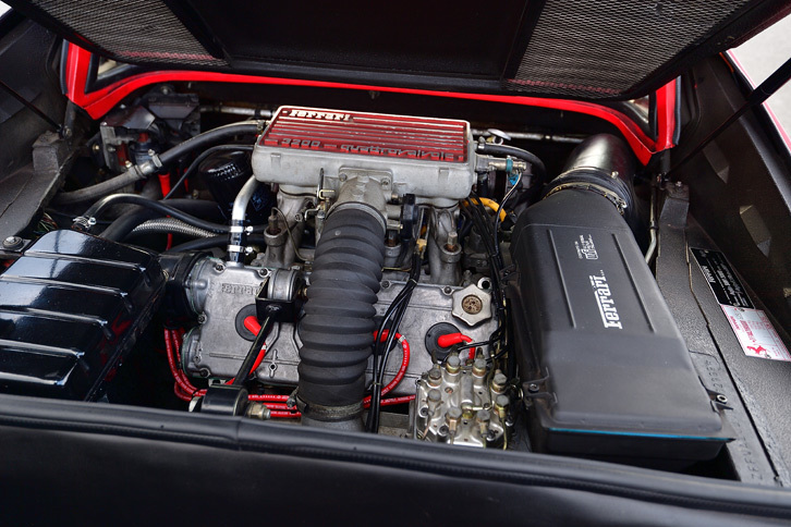 「328GTS」の3.2リッターV8エンジン。（写真＝池之平昌信）
