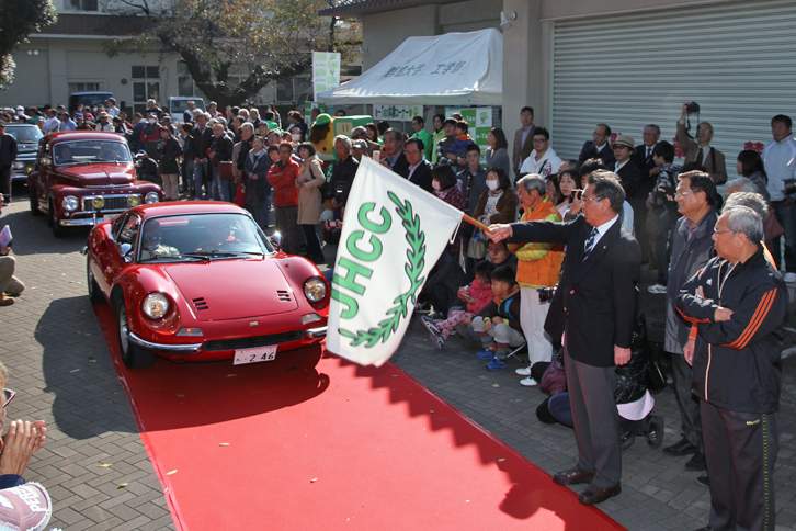 桐生市内約40kmのコースをルートマップにしたがって走るラリーには、およそ60台が参加。午前10時、亀山豊文桐生市市長がフラッグを降り下ろして先頭の「ディーノ246GT」がスタート。以後30秒間隔で参加車両が続いた。