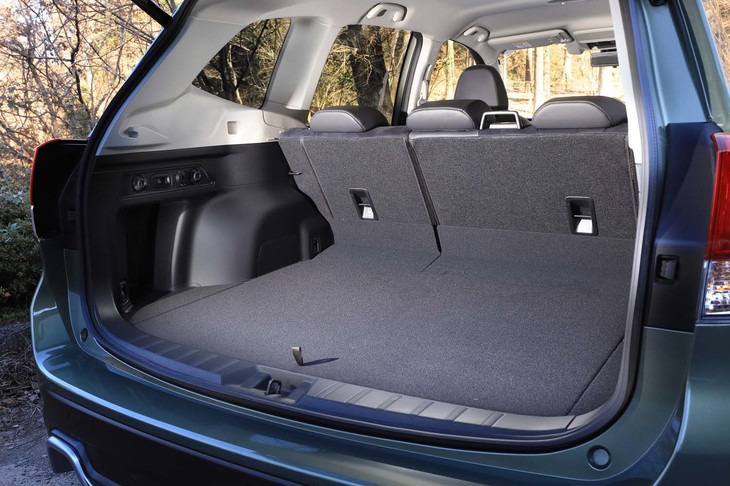 駆動用のモーターやバッテリーを持たない「スポーツ」の荷室容量はラインナップの中で一番大きい520リッター（他は509リッター）。最大開口幅は1300mmを誇る。