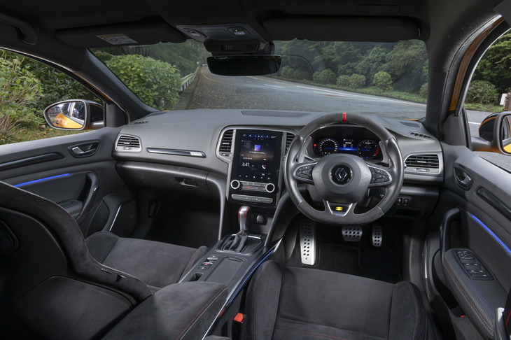 インテリアはブラックを基調に赤のアクセントをさりげなく。ドアパネルなどにはカーボン柄をあしらったソフトパッドを使っている。