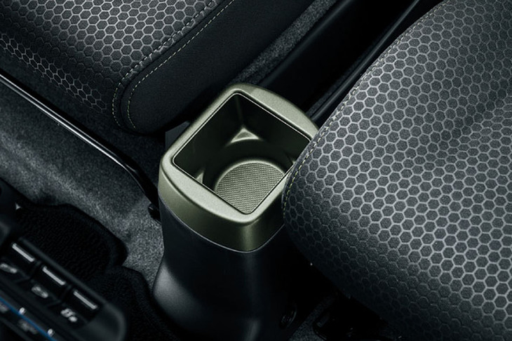 ドリンクホルダー付きフロアコンソールトレーも「マットカーキ」でコーディネートされる。「ハイブリッドG」および「ハイブリッドGターボ」の同アイテムはブラックパール仕上げになっている。