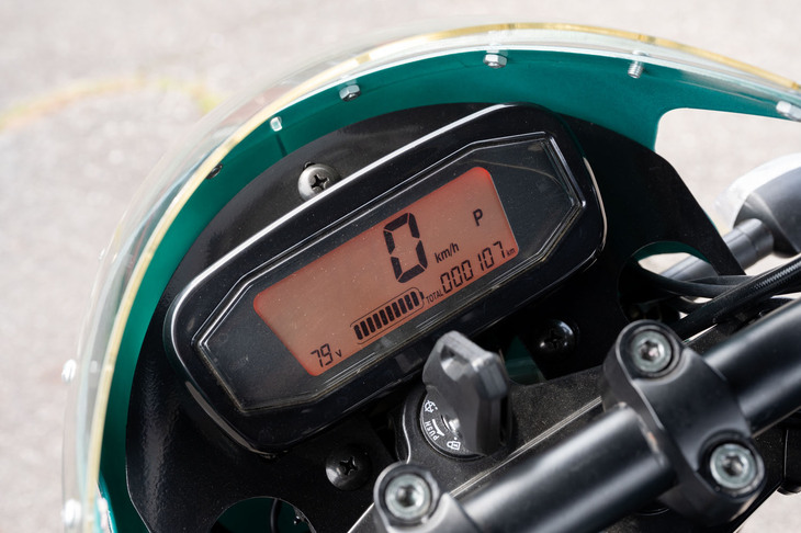 シンプルなモノクロの液晶メーター。バッテリーの残量計は、パーセンテージではなく10段階の目盛り表示となる。