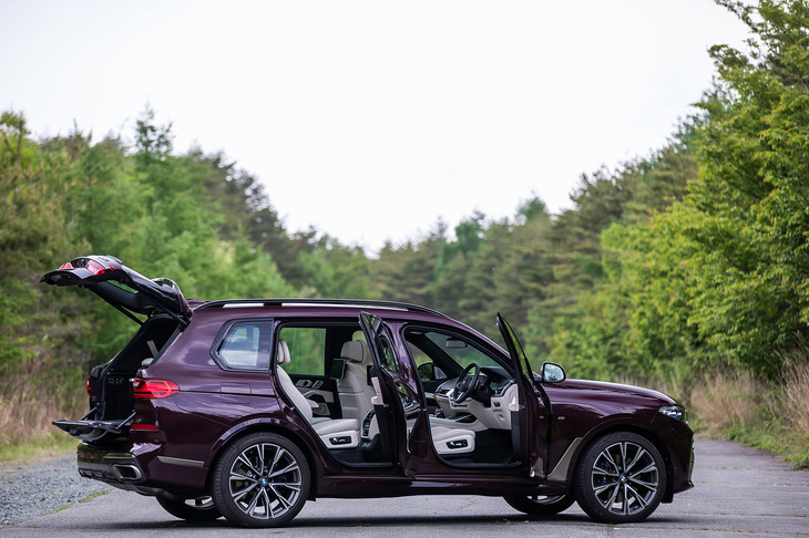 「X7」のドアとリアゲートを開けた様子。ボディーサイズは全長×全幅×全高＝5165×2000×1835mm、ホイールベース＝3105mm。