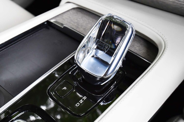 8段ATのセレクターはバイワイヤ式。オレフォス社製のクリスタルシフトノブが目を引く。