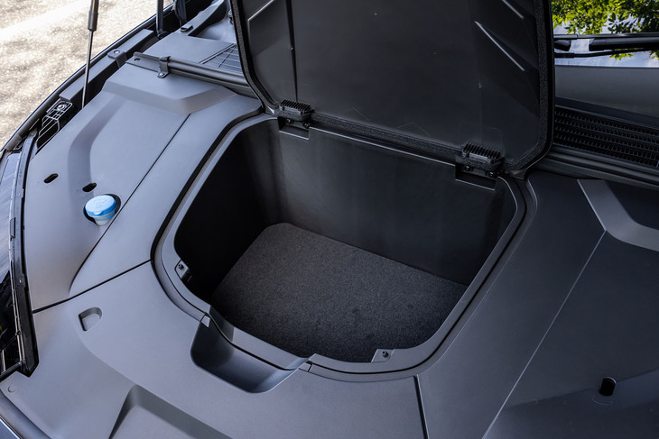 フロントのボンネット下に、ふた付きの収納スペースが備わっている。50リッターの容量は、フロントに駆動用のモーターが配置される4WD車でも変わらない。