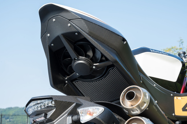 リアカウルの下に備わるラジエーター。ここにラジエーターを配することでエンジンをより前方に搭載することができ、理想的な前後重量配分とショートホイールベースを実現しているのだ。