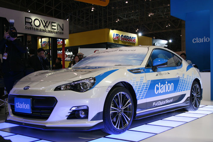 東京オートサロン2016の会場では、フルデジタルサウンドシステムを搭載した「スバルBRZ」（写真）と「フォルクスワーゲン・ゴルフ」が展示されており、試聴が可能となっている。
