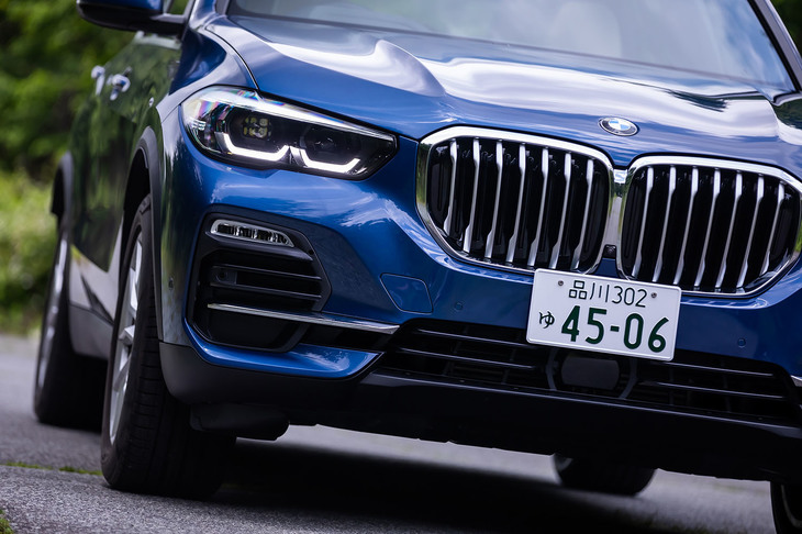 一体型フレームで縁取られた大型キドニーグリルが特徴的な「X5」のフロントフェイス。ハイビームアシスト機能付きLEDヘッドランプがX5全車に標準装備されている。