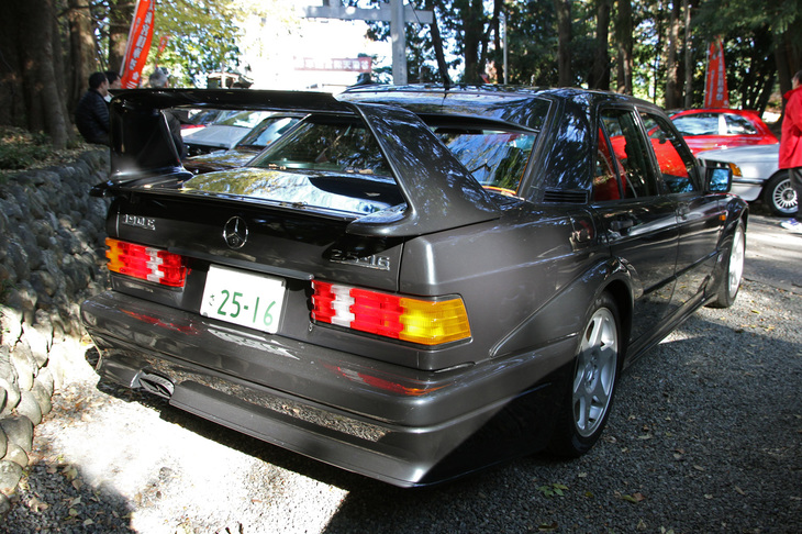 1990年「メルセデス・ベンツ190E 2.5-16エボリューションII」。DTM（ドイツ・ツーリングカー選手権）参戦を目的とした、限定500台のホモロゲーションモデル。オーバーフェンダーや巨大なリアスポイラーで武装したボディーに、235PSまで高められた2.5リッター直4 DOHC 16バルブエンジンを搭載。