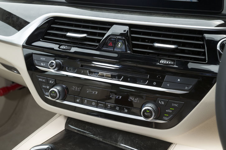 センターコンソールのエアコンスイッチ。「5シリーズ ツーリング」には、大気中の有害物質を検知し内気循環に切り替える機能や、日射量、フロントウィンドウの曇りなどをチェックしてエアコンを自動調節する機能が備わる。