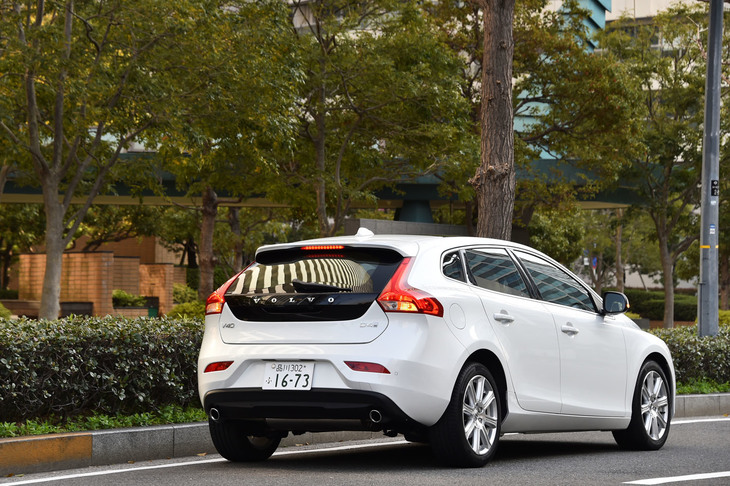 立体的な造形のリアまわり。グロスブラックのパネルやブーメラン型コンビランプが個性を主張する。