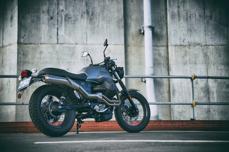 カラーリングはテスト車に採用されていた「グラファイトグレー」と、「ミメティコグリーン」の2色。ともにマットカラーとなっている。