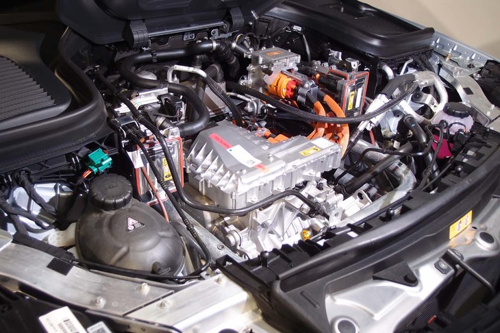 フロントボンネットの下には、インバーター（写真中央）がおさまる。その下にフロントモーターがレイアウトされている。