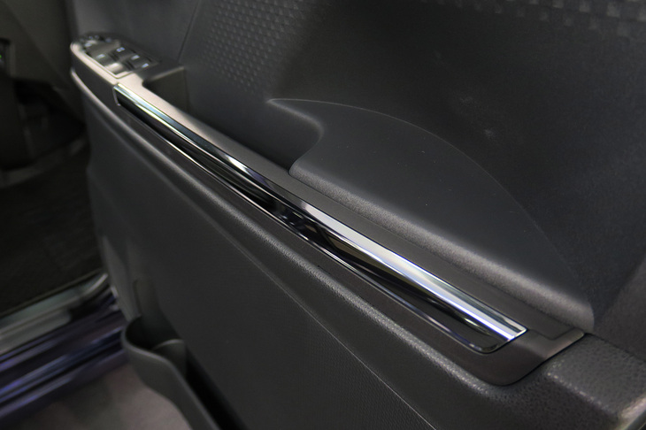 メッキ装飾の使用箇所が増えた点も、「タント カスタム」の変更点だ。