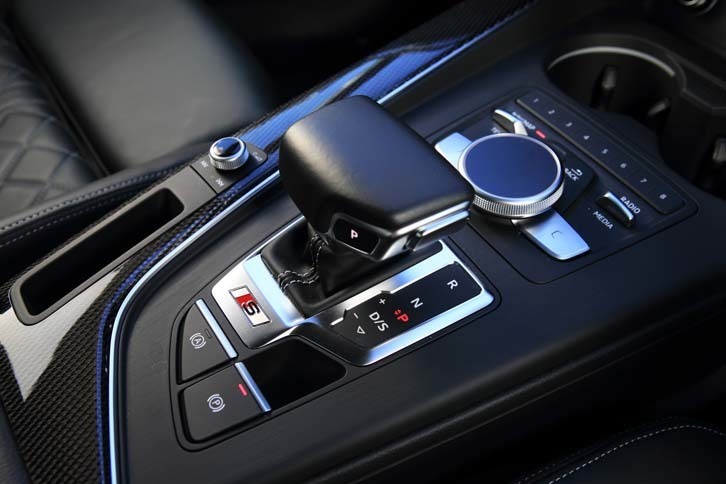 トランスミッションは8段ATを採用する。シフトセレクターの手前にも「S」のエンブレムが輝く。