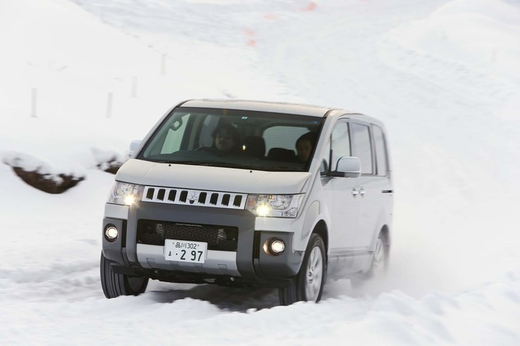 比較のために従来型にも試乗。ガソリンモデルはこの顔つきのままで継続販売される。