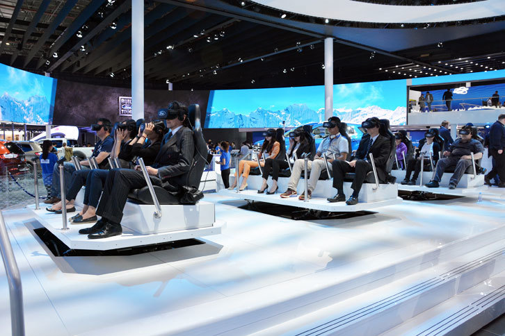 フォードブースのVR（バーチャルリアリティー）アトラクションの様子。フォードはほかにもたくさんのVRアトラクションを用意しており、その内容は今年（2017年）1月のデトロイトよりも大がかりになっていた。