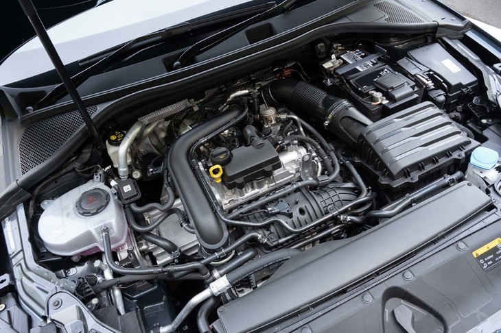 排気量は1リッターながら、48Vのマイルドハイブリッドや可変ジオメトリータービンを採用するなどコストと手間のかかったユニットだ。